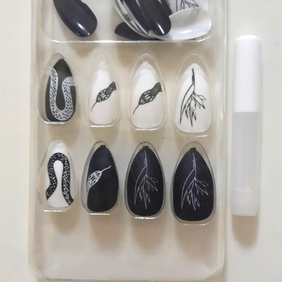 NEW Press-on nails, snakes & floral pattern - Picture 2 of 3